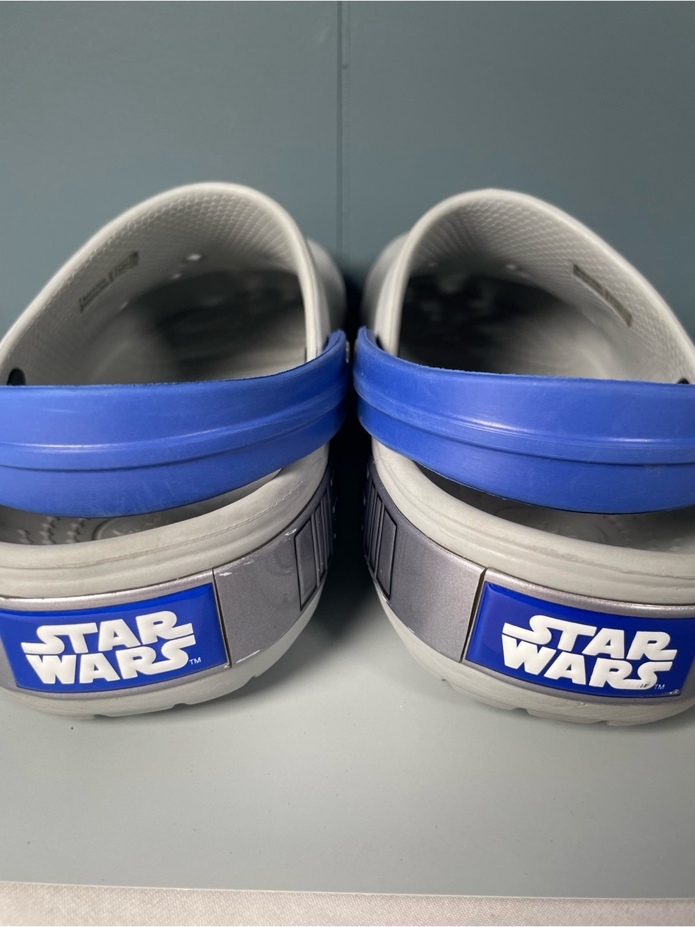 Star Wars Crocs R2D2 Classic Clogs Grey Blue Mens Size 6 / Womens Size 8 Disney - Picture 8 of 9